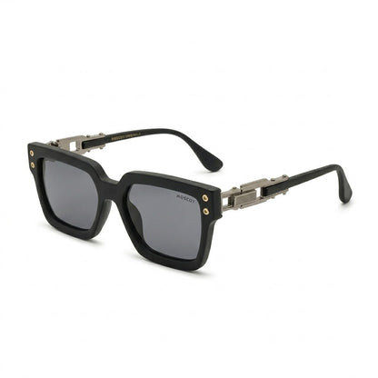 Lunettes de soleil carrées noir mat rivets dorés charnière ciselée – Amzi Optique Dakar